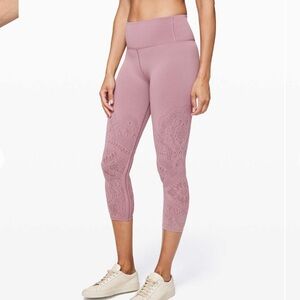 Lululemon leggings Reveal Crop *Zen Expression
Vintage Mauve light pink
